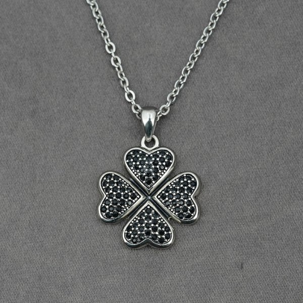 Flower Running Micro Rhinestone Four-leaf Clover Titanium Steel Pendant